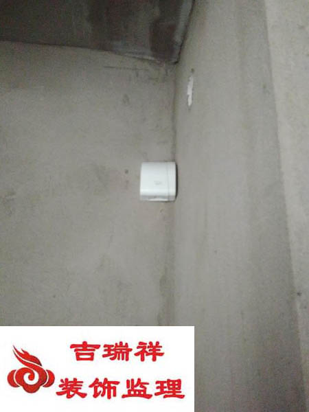厨房电源插座与烟道紧贴，给业主装修带来不必要的麻烦.jpg