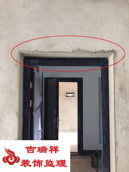 门口上方中间已出现下沉现象 ，必须及时处理！.jpg