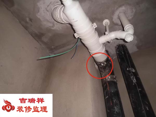 卫生间排风口开口错误.必须让开发商进行处理到位，以减少业主在装修中的麻烦及损失.jpg